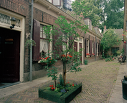 822586 Gezicht in het hofje Korte Rozendaal 5 - 21 te Utrecht, aan de westzijde van het Korte Rozendaal.